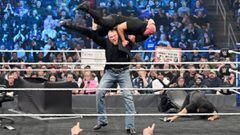 Brock Lesnar ataca a personas en WWE.