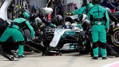 Mercedes realizando un 'pit stop' a Bottas.