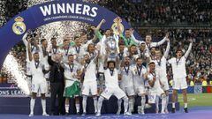 Marcelo, rodeado por el resto de la plantilla, levanta al cielo de Par&iacute;s la Decimocuarta que el Real Madrid conquist&oacute; el s&aacute;bado al ganar al Liverpool en el Stade de France.
