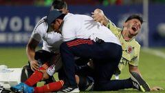 Nicol&aacute;s Benedetti sale lesionado en el encuentro ante Uruguay
