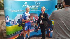 El ciclista del Work Service Davide Rebellin atiende a los medios en la Vuelta a Ruman&iacute;a 2021.
