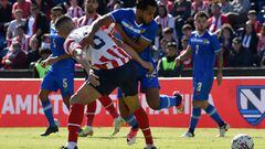 Paraguay's defender Junior Alonso (L) fights for the ball with Nicaragua's midfielder Luis Fernando Coronel during the friendly football match between Paraguay and Nicaragua at the Defensores del Chaco stadium in Asuncion on June 18, 2023. (Photo by NORBERTO DUARTE / AFP)