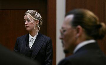 Actors Amber Heard and Johnny Depp watch as the jury comes into the courtroom.