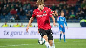 Hannover defender Timo Hubers tests positive for coronavirus