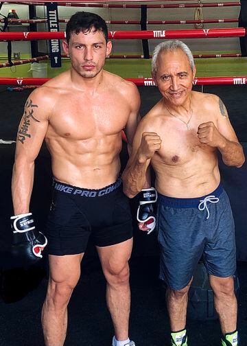 Cristóbal Ibáñez junto a Jorge Rubio, su entrenador de boxeo, en medio de la preparación para esta pelea.