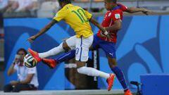 Alexis S&aacute;nchez y Neymar disputan un bal&oacute;n en el &uacute;ltimo choque entre Chile y Brasil. Fue 1-1 en Belo Horizonte y derrota chilena en penales. 28 de junio de 2014.