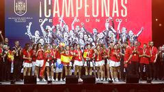 Las jugadoras de la selección española en el escenario con el trofeo de campeonas del mundo.