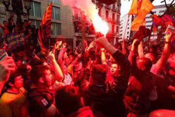 FC Barcelona's supporters celebrate with flares their team's 24th La Liga title at the Canaletes fountain on Las Ramblas in Barcelona, on May 14, 2016.