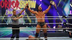 Drew McIntyre celebra su victoria en Extreme Rules 2020.