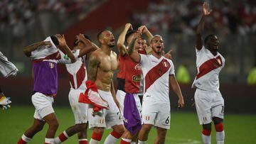 Peruvian players celebrate after defeating Paraguay in their South American qualification football match for the FIFA World Cup Qatar 2022 at the National Stadium in Lima on March 29, 2022. - Peru will play the intercontinental playoff match in June against Australia or the United Arab Emirates. (Photo by ERNESTO BENAVIDES / AFP)