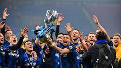 Alexis levanta la Supercopa de Italia al cielo de San Siro.