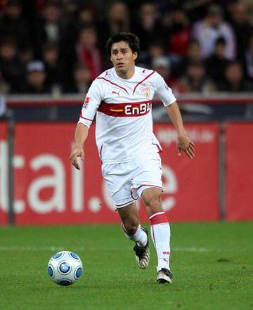 En 2006 pasó del Cruz Azul al Stuttgart, donde jugó cuatro años.