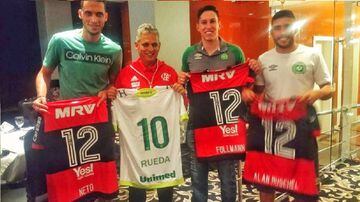 13 de septiembre 2017: Previo al juego por la Copa Sudamericana entre Chapecoense y Flamengo, el DT colombiano Reinaldo Rueda recibe la camiseta del club de Chapecó a manos de Neto, Follman y Ruschel.