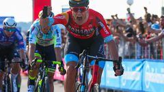Jonathan Milan celebra su victoria en la 2ª etapa del Giro de Italia 2023.