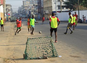 Las calles de Monrovia, Liberia, se llenan de fútbol. 
 