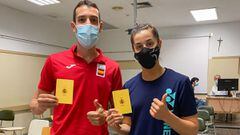&Aacute;lvaro Robles y Carolina Mar&iacute;n posan con el pasaporte sanitario tras recibir la primera dosis de la vacuna de Pfizer antes de los Juegos.