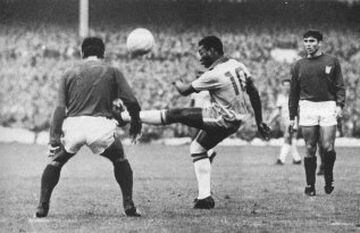 Pelé es considerado por una gran parte de la industria futbolística como el mejor jugador en la historia de este deporte. Ganó tres títulos mundiales con Brasil ('58, '62 y '70) y creó una dinastía con el Santos de Brasil que conquistó en dos ocasiones consecutivas la Copa Libertadores de América.