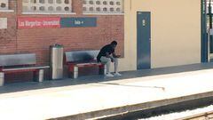 Djen&eacute;, esperando al tren en la estaci&oacute;n de Cercan&iacute;as de Las Margaritas.