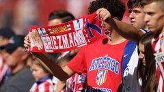 Soccer Football - LaLiga - Atletico Madrid v Real Sociedad - Metropolitano, Madrid, Spain - October 8, 2023 Atletico Madrid fans hold up a scarf in support of Antoine Griezmann before the match REUTERS/Isabel Infantes