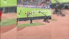 Cristiano Ronaldo da balonazo a un camarógrafo