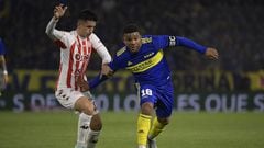 Boca Juniors' Colombian Defender Frank Fabra (R) vies for the ball with Union's forward Ezequiel Canete during their Argentine Professional Football League match at the "Bombonera" stadium in Buenos Aires on June 24, 2022. (Photo by JUAN MABROMATA / AFP)