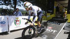 El ciclista italiano Filippo Ganna toma la salida en la contrarreloj de la vigésima etapa del Tour de Francia 2022.