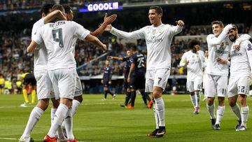 El Real Madrid pasó por encima del Malmoe con una exhibición goleadora de Cristiano Ronaldo (4 goles) y Benzema (3), Kovacic hizo el otro.
Rafa Benítez repitió goleada en el banquillo y también hubo un jugador en ambas goleadas, Álvaro Arbeloa.
