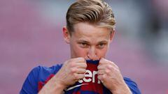 BARCELONA, SPAIN - JULY 05: New Barcelona signing Frenkie de Jong kisses the badge as he is unveiled at Camp Nou stadium on July 05, 2019 in Barcelona, Spain. (Photo by Eric Alonso/Getty Images)