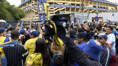 Fans of Argentina&#039;s Boca Juniors gather outside the La Bombonera stadium in Buenos Aires hoping to get in to watch an open training session of the team on November 22, 2018, ahead of the Copa Libertadores final against River Plate to be held on November 24. (Photo by Juan MABROMATA / AFP)