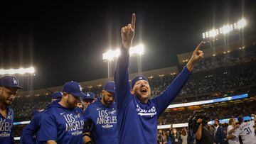 Jugadores de los Dodgers festejan despu&eacute;s de vencer a los Cardenales