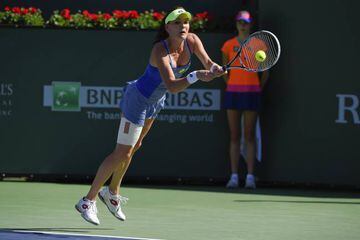 Agnieszka Radwanska returns to Petra Kvitova.