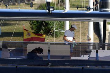 Rafael Nadal en el barco junto a su mujer Mery Perelló.