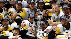 Los jugadores de los Pittsburgh Penguins posan con el trofeo de la Stanley Cup Trophy tras ganar a los Nashville Predators por 2-0 en el sexto partido de la serie.