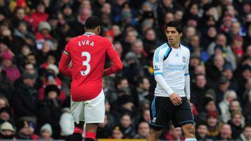 Evra and Suárez during a game between Man United and Liverpool.