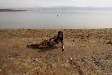 Las participantes de Miss Universo visitan el Mar Muerto cerca de Jericó, Cisjordania.