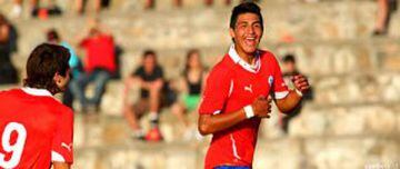 Jugaba en Colo Colo cuando fue nominado a la Sub 17 que viajó al Sudamericano de Ecuador en el 2011. Jugó en La Serena hasta el 2015. Hoy está sin club.