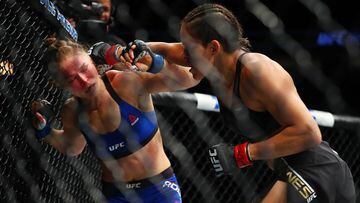 Amanda Nunes golpea en el rostro a Ronda Rousey en el UFC 207.