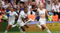TOPSHOT - England's striker Chloe Kelly  celebrates after scoring her team second goal during the UEFA Women's Euro 2022 final football match between England and Germany at the Wembley stadium, in London, on July 31, 2022. (Photo by FRANCK FIFE / AFP) / No use as moving pictures or quasi-video streaming. 
Photos must therefore be posted with an interval of at least 20 seconds.