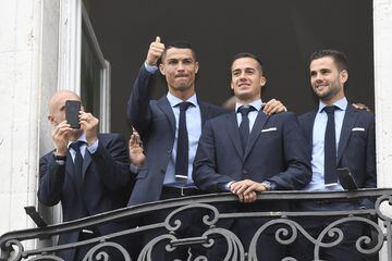 Cristiano Ronaldo, Lucas  Vázquez y Nacho en el balcón de la Comunidad de Madrid 