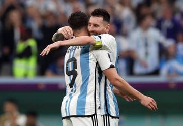 Alvarez celebrates with Lionel Messi 