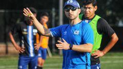 Gerson Pérez dirigiendo un entrenamiento de la Sub-20 de El Salvador.