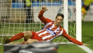 Fernando Torres celebra el 0-2.
