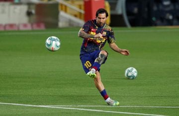 Soccer Football - La Liga Santander - FC Barcelona v Athletic Bilbao - Camp Nou, Barcelona, Spain - June 23, 2020 Barcelona's Lionel Messi during the warm up before the match, as play resumes behind closed doors following the outbreak of the coronavirus d