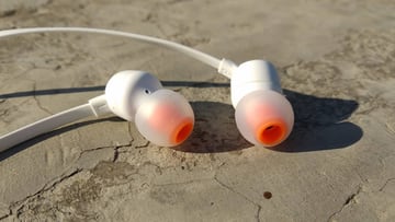 Estos auriculares JBL con cable antienredos cuestan menos de 8