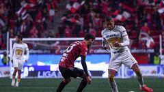 Rodrigo Godinez e Higor Meritao pelan un balón en el partido entre Tijuana y Pumas.