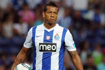 Disputó tres temporadas con el Porto: 2008-2009, 2009-2010 y 2011-2012.