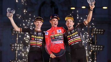 Sepp Kuss, campeón de la Vuelta a España 2023, comparte el podio de Madrid con Jonas Vingegaard y Primoz Roglic.
