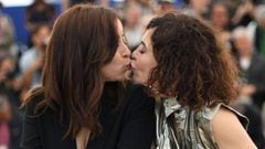 Una actriz marroquí pide disculpas tras besar a una compañera en Cannes