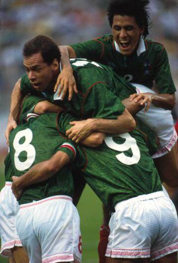 México superó a la selección de casa para acceder a la Gran Final en su primera incursión al torneo de Conmebol. Hugo Sánchez y Ramón Ramírez fueron los artífices de la victoria en Quito.