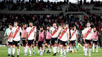 BUENOS AIRES, ARGENTINA - SEPTEMBER 24: Players of River Plate leave the pitch after losing a match between River Plate and Talleres as part of Liga Profesional 2022 at at Estadio Mas Monumental Antonio Vespucio Liberti on September 24, 2022 in Buenos Aires, Argentina. (Photo by Marcelo Endelli/Getty Images)